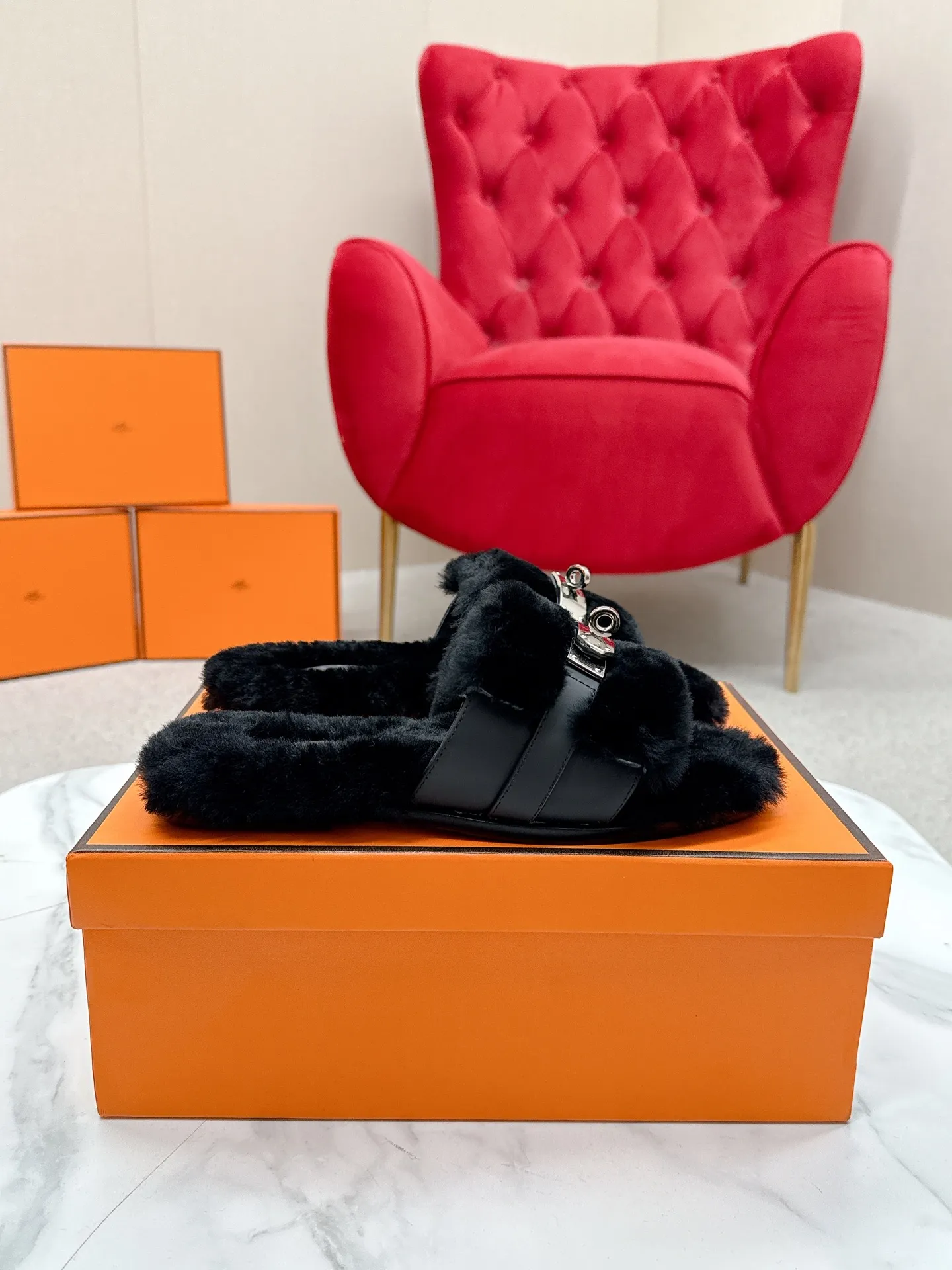 👟👟Ex-factory price 480👟👟 Hermes 🐎25/ Latest Autumn and Winter fur one-piece fur slippers KeIIy locks are embellished on the uppers with palladium plating to reflect low-key light. This year’s fabrics are made of lamb wool, which is fluffy and cute. It feels like stepping on clouds. Wear it barefoot or with socks, it is very fashionable 🎁 Paired with suit pants, it is an invisible shirt in the workplace. Echoing the knitted skirt, it has become a standard accessory for lazy afternoons. Pair it with jeans for a more casual style. ✔️Fabric: wool ✔️Inner lining: imported lamb wool ✔️Sole: original leather sole ✔️Size: #35-42 (customized at 40.41.42)